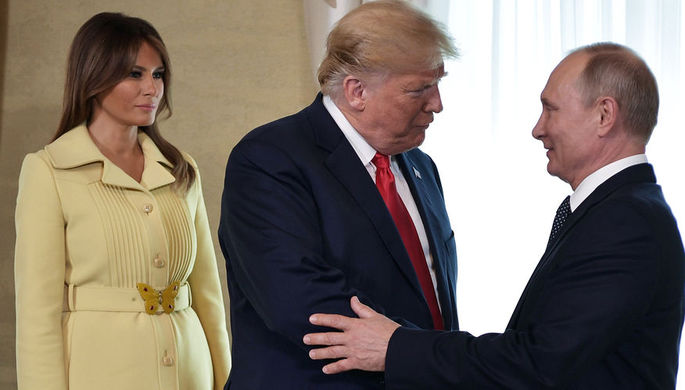 Первая леди США Меланья Трамп, президент США Дональд Трамп и президент России Владимир Путин во...