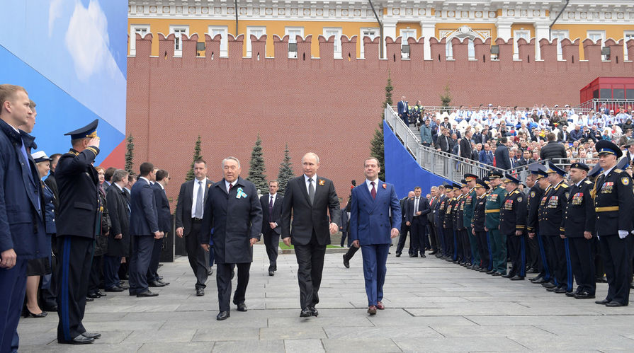 Бывший президент Казахстана, глава Совета безопасности страны Нурсултан Назарбаев, президент России Владимир Путин и премьер-министр Дмитрий Медведев перед началом военного парада Победы 9 мая 2019 года