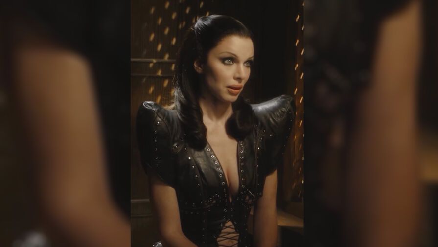 Модель Джулия Фокс раскритиковали за видео в кожаном корсете в церкви