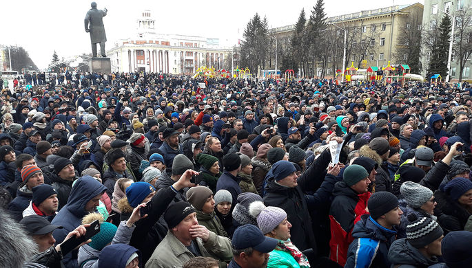 Жители Кемерово во время акции в память о погибших при пожаре в ТЦ «Зимняя вишня», 27...