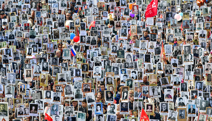 Владивосток. Участники акции памяти «Бессмертный полк» во время шествия в День Победы, 9...