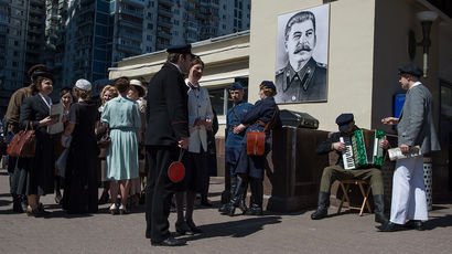Участники исторической реконструкции дня открытия Московского метрополитена у вестибюля станции...
