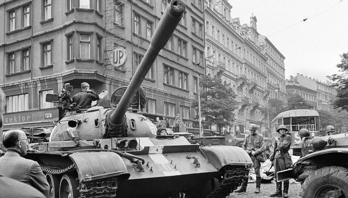 «Пражская весна» в Чехословакии. Советские танки на улицах Праги, 1968 год