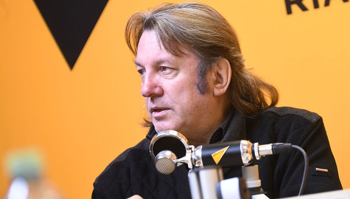 Музыкант и композитор Юрий Лоза во время интервью, 2019 год