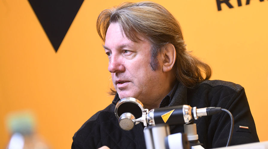 Музыкант и композитор Юрий Лоза во время интервью, 2019 год