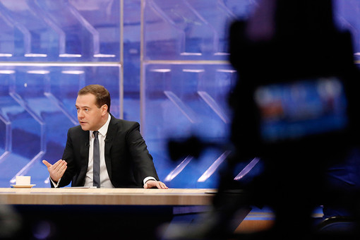 Премьер-министр России Дмитрий Медведев во время интервью журналистам пяти российских телеканалов в студии телецентра «Останкино»