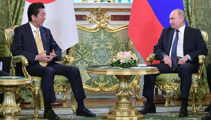 Президент РФ Владимир Путин и премьер-министр Японии Синдзо Абэ во время встречи, 26 мая 2018 года