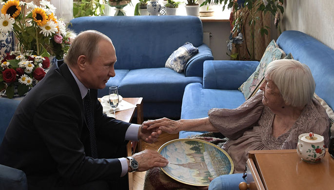 Президент России Владимир Путин и глава Московской Хельсинкской группы Людмила Алексеева во время...
