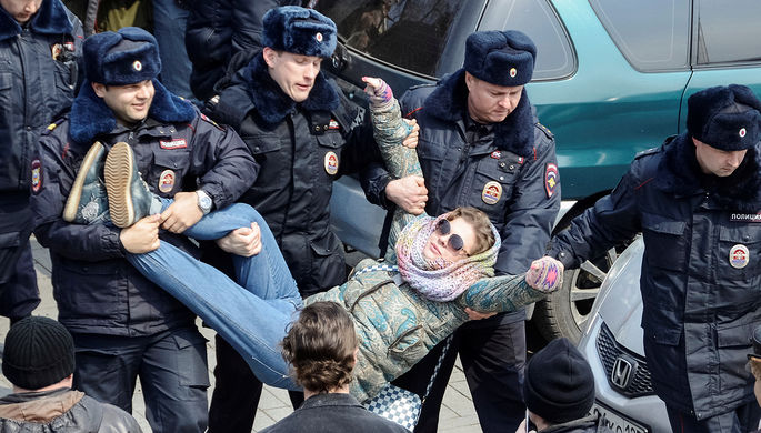 Сотрудники полиции во время митинга оппозиции во Владивостоке, 26 марта 2017 года
