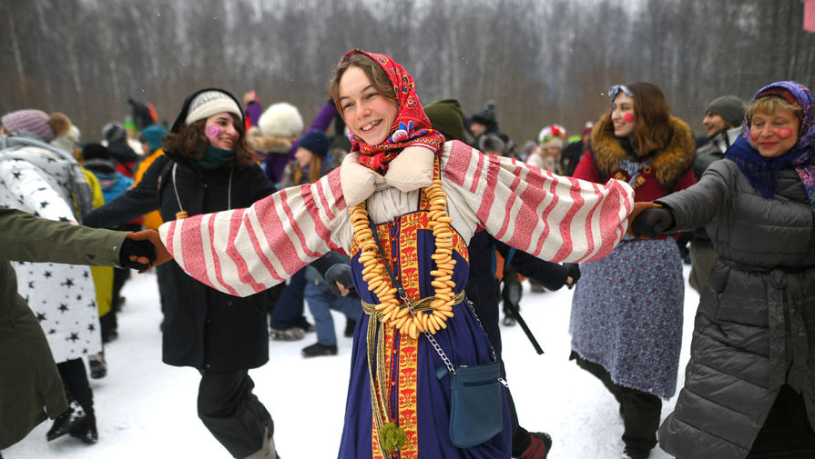 Участники народных гуляний во время празднования Бакшевской Масленицы в Московской области