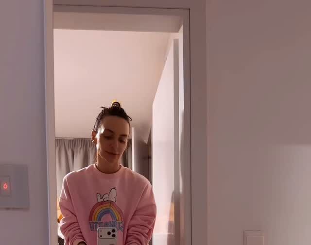 Актриса Екатерина Варнава выложила видео в коротких шортах после критики фигуры