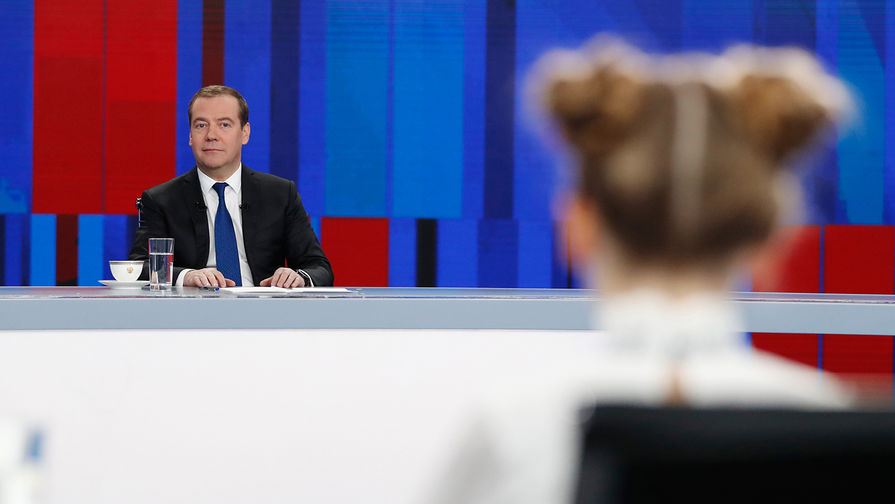 Председатель правительства России Дмитрий Медведев во время интервью российским телеканалам в Москве, 5 декабря 2019 года