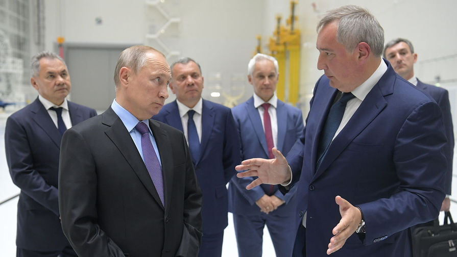 Президент России Владимир Путин во время посещения космодрома Восточный. Справа: генеральный директор Государственной корпорации по космической деятельности "Роскосмос" Дмитрий Рогозин, 6 сентября 2019 года