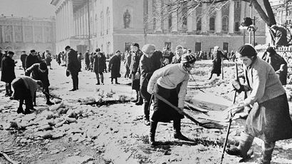 Ленинградцы убирают лед у театра драмы имени А.С.Пушкина, март 1943 года