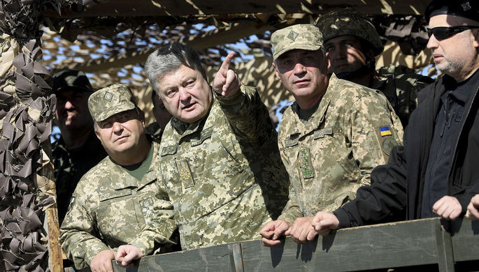 Министр обороны Украины Степан Полторак, президент Украины Петр Порошенко, командующий...