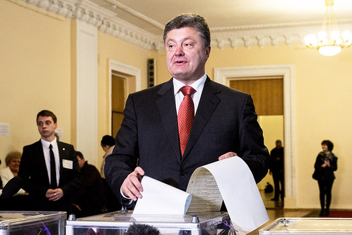 Президент Украины Петр Порошенко (на первом плане) во время голосования на досрочных выборах в Верховную раду Украины на одном из избирательных участков