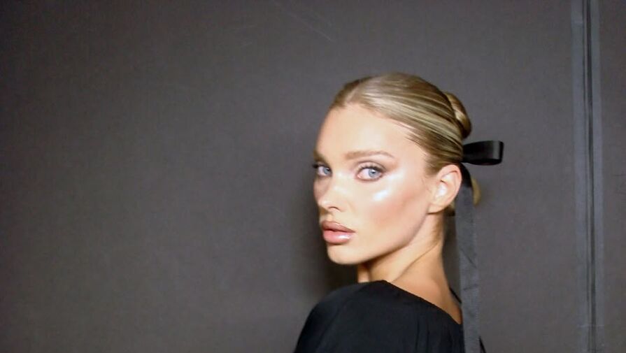 Модель Эльза Хоск снялась в платье с голой спиной