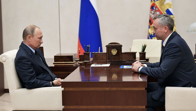 Президент России Владимир Путин и бывший мэр Вологды Андрей Травников во время встречи в Кремле, 6...