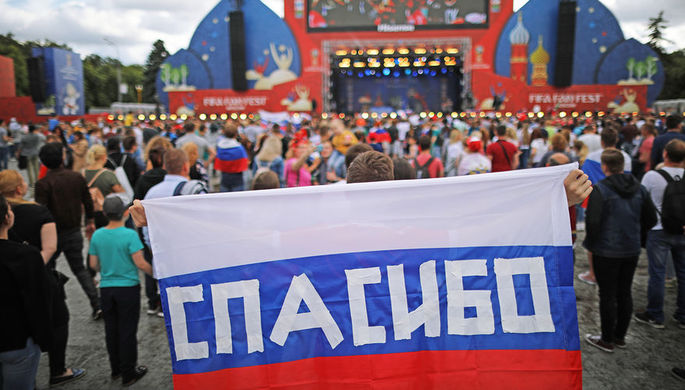 Во время встречи сборной России по футболу со своими болельщиками в фан-зоне на Воробьевых горах в...