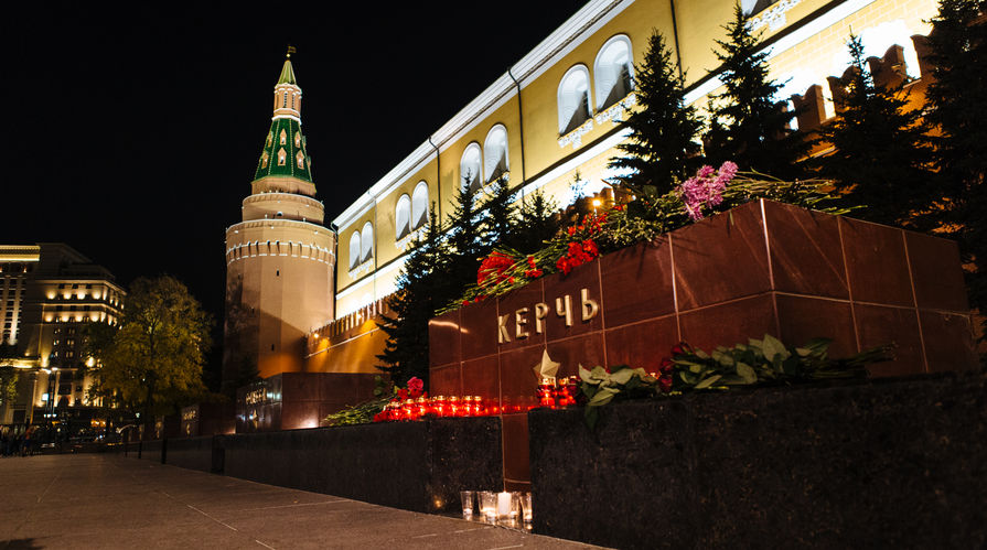 Цветы у мемориала Города-героя Керчь в Александровском саду, 17 октября 2018 года