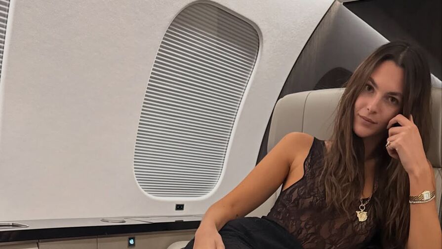 Модель Виттория Черетти снялась в прозрачном топе без бюстгальтера