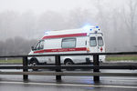 Автомобиль скорой помощи недалеко от места крушения легкомоторного самолета Dassault Falcon 50, разбившегося в столичном аэропорту Внуково