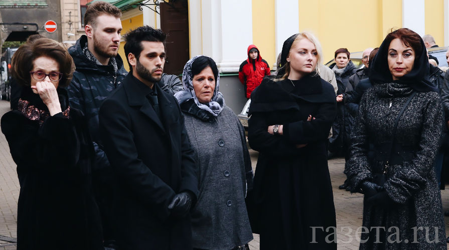 Первая жена Велта Задорнова (слева), дочь Елена (вторая справа), вторая жена сатирика Елена Бомбина (крайняя справа)