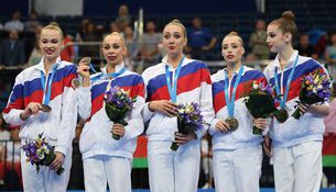 Спортсменки сборной России Анастасия Шишмакова, Анастасия Максимова, Мария Толкачева, Вера Бирюкова и Анжелика Стубайло (слева направо), завоевавшие бронзовые медали в групповом многоборье художественной гимнастики на II Европейских играх в Минске.