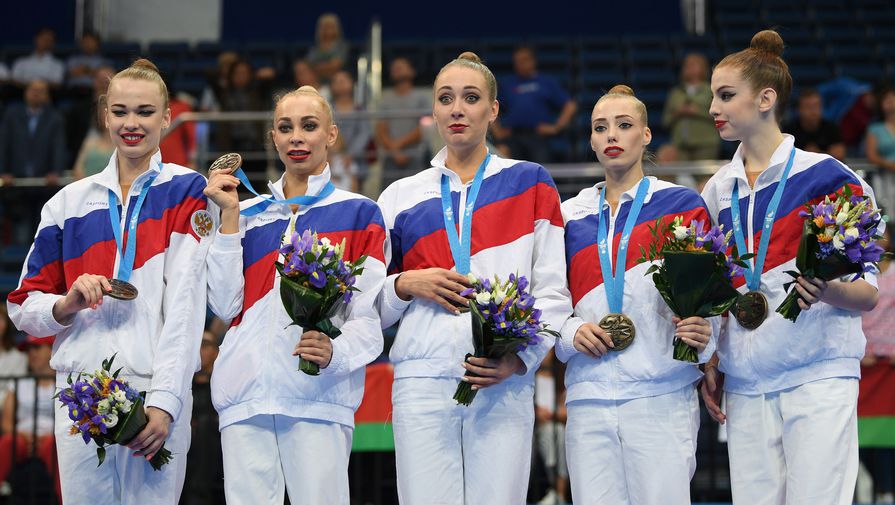 Спортсменки сборной России Анастасия Шишмакова, Анастасия Максимова, Мария Толкачева, Вера Бирюкова и Анжелика Стубайло (слева направо), завоевавшие бронзовые медали в групповом многоборье художественной гимнастики на II Европейских играх в Минске.