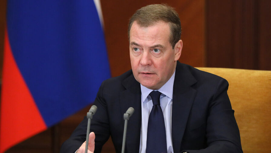 Медведев назвал обслуживание НАТО самолетов для Киева прямым вступлением в войну с Россией
