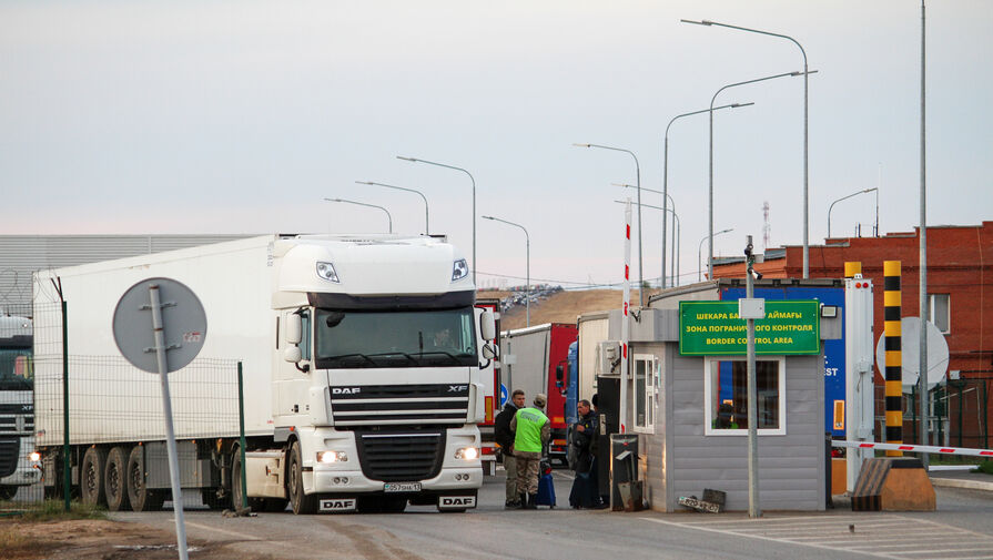 Казахстан прекратил экспорт в Россию 106 товаров военного назначения