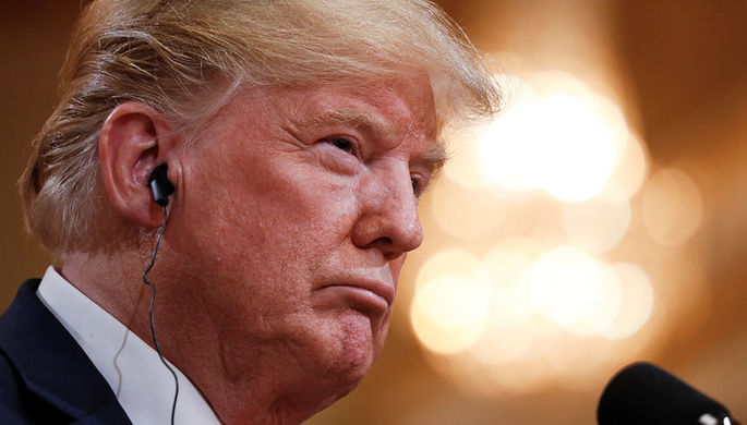 Президент США Дональд Трамп во время пресс-конференции с президентом России Владимиром Путиным после...