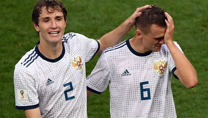 Марио Фернандес (Россия) и Денис Черышев (Россия) радуются победе после матча 1/8 финала чемпионата...