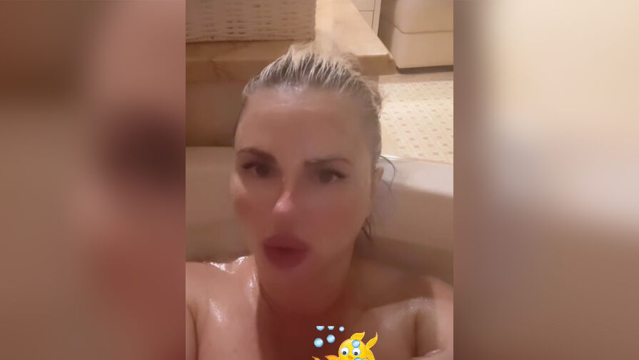 Певица Анна Семенович выложила видео из ванны