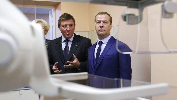 Губернатор Псковской области Андрей Турчак и председатель правительства Дмитрий Медведев во время...