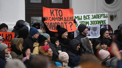 Горожане на Советском проспекте во время акции в память о погибших при пожаре в торговом центре...