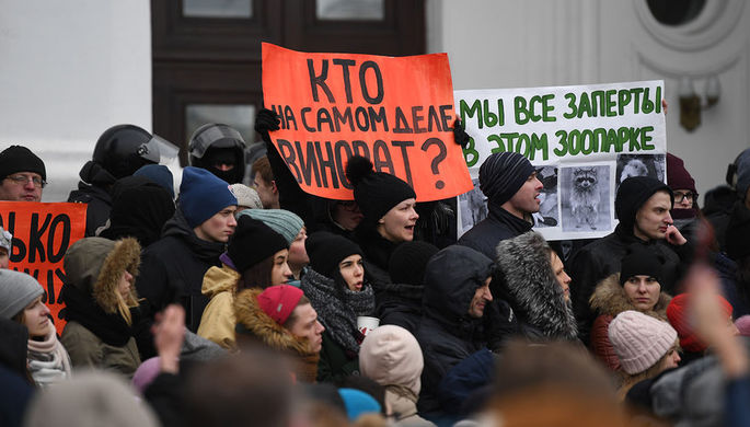 Горожане на Советском проспекте во время акции в память о погибших при пожаре в торговом центре...