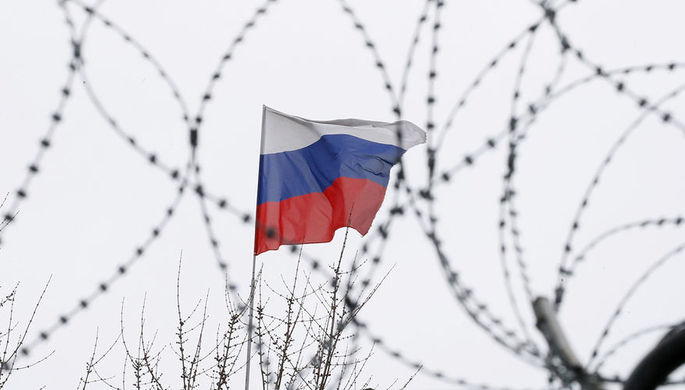 Российский флаг на здании посольства в Киеве, март 2018 года