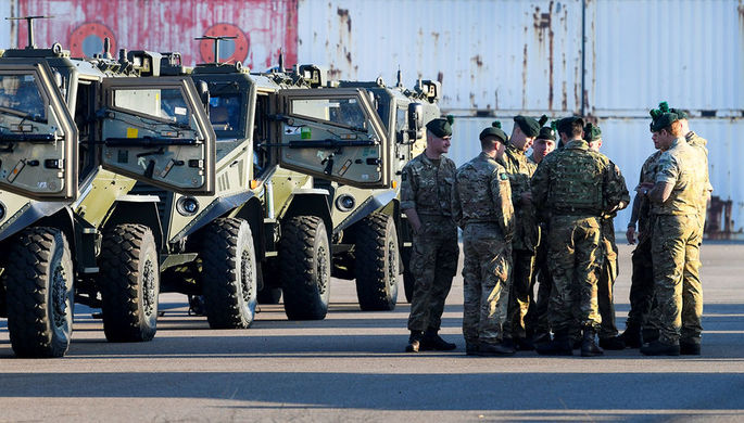 Британские и ирландские военнослужащие в Нидерландах во время движения на учения НАТО, 10 октября...
