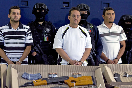 Житель Мексики Хесус Эрнесто Чавес Кастильо (в центре) сознался в убийствах не менее 800 человек