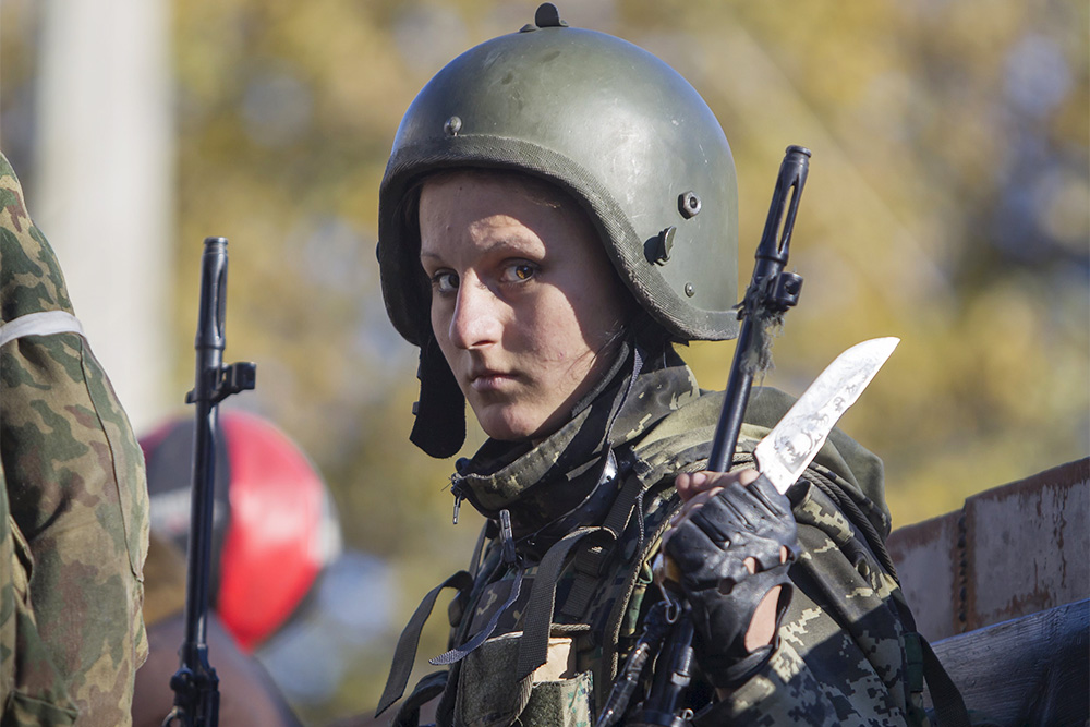 Девушка в военной форме, радуется жизни