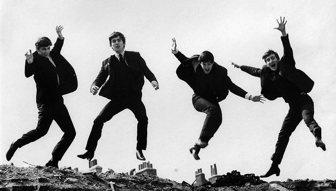 В ранних The Beatles играли барабанщик Пит Бест и художник Стюарт Сатклифф, которого пытались...