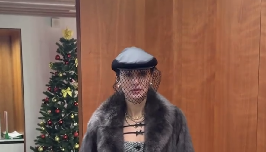 Телеведущая Тина Канделаки снялась в корсетном топе и шубе