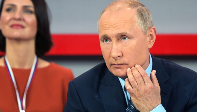 Президент России Владимир Путин во время общения с участниками медиафорума Общероссийского народного...