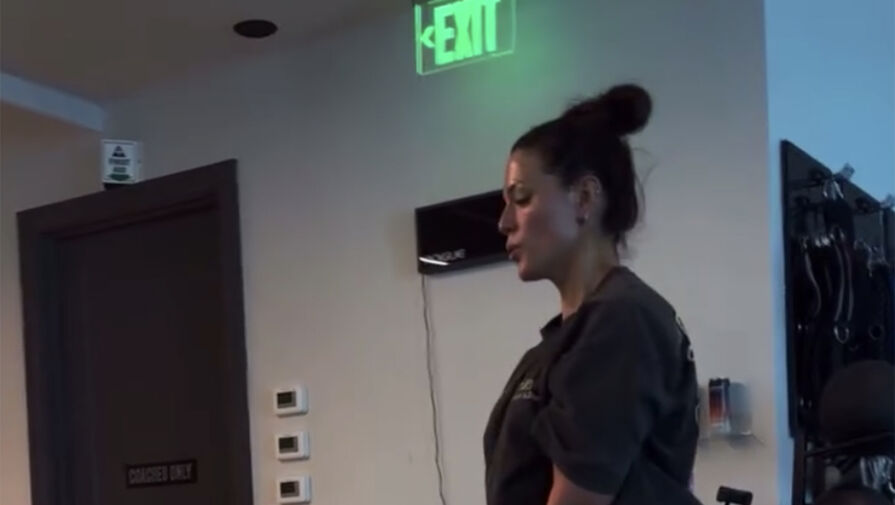 Plus-size модель Эшли Грэм снялась в легинсах и топе на тренировке