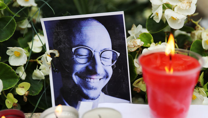 Цветы и свечи в память о вокалисте рок-группы Linkin Park Честере Беннингтоне у здания посольства...