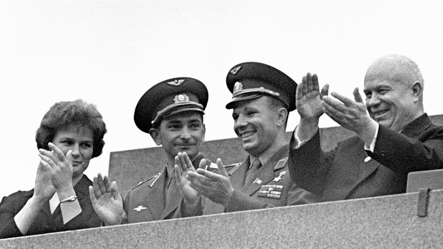 Первый секретарь ЦК КПСС Никита Сергеевич Хрущев и летчики-космонавты СССР: Юрий Гагарин, Валерий Быковский и Валентина Терешкова во время митинга на Красной площади в Москве, посвященного успешному завершению полета космических кораблей "Восток-5" и "Восток-6", 1963 год