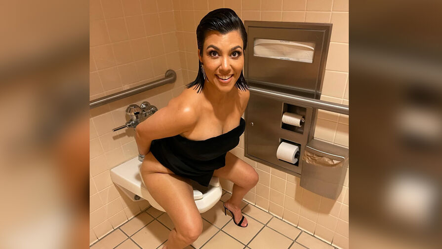 Музыкант Баркер выложил снимок Кардашьян из туалета в день рождения бизнесвумен