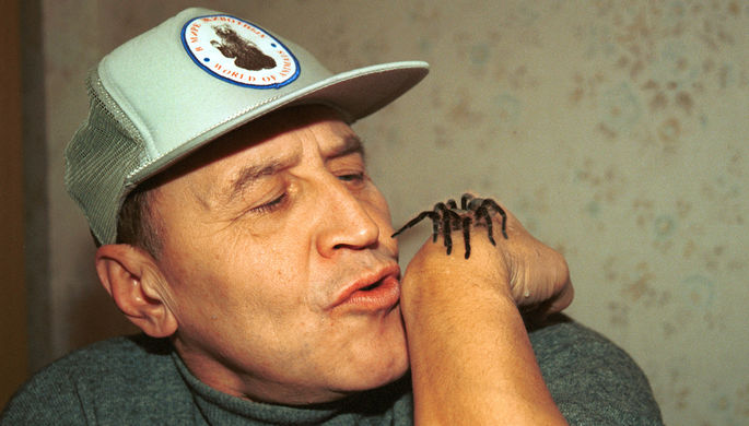 Телеведущий Николай Дроздов с пауком, 1997 год