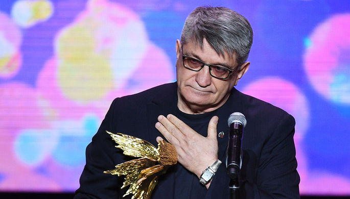 Режиссер Александр Сокуров, ставший лауреатом в номинации «Честь и достоинство» имени...